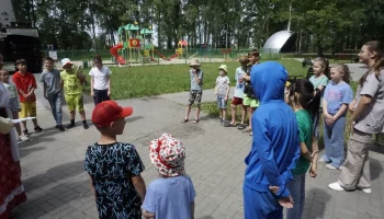 Сегодня в парке культуры и отдыха весело и задорно прошла познавательно-игровая программа -"НАРОДНЫЕ