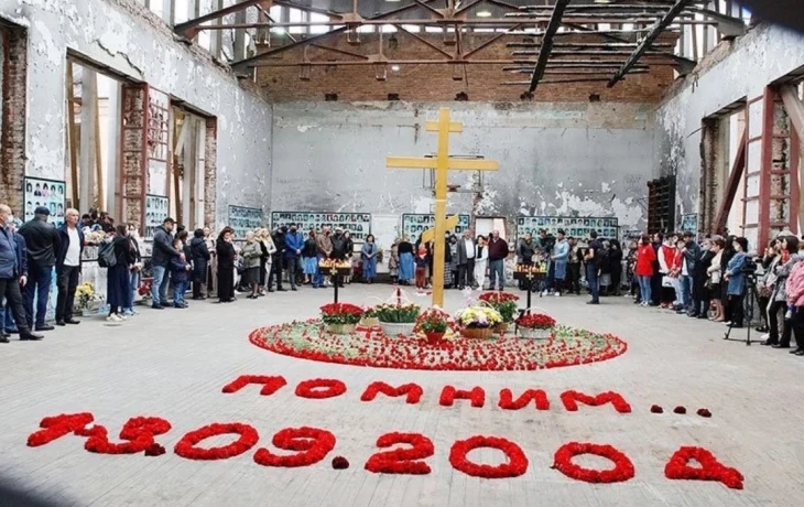 В этот день мы отдаём дань памяти жертвам террористических актов. В этот день мы отдаём дань памяти жертвам террористических актов.