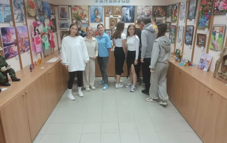 Интересная выставка семейных работ сегодня прошла в районном доме народного творчества. Интересная выставка семейных работ сегодня прошла в районном доме народного творчества.
